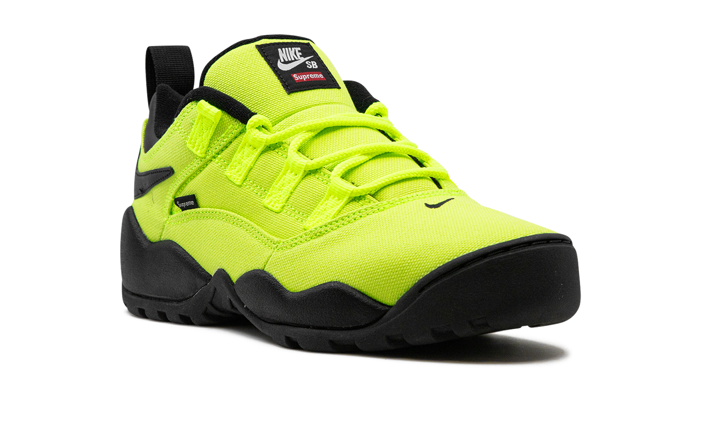 SB Darwin Low "Supreme - Volt" FQ3000 700