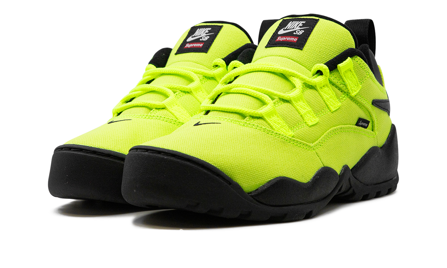 SB Darwin Low "Supreme - Volt" FQ3000 700