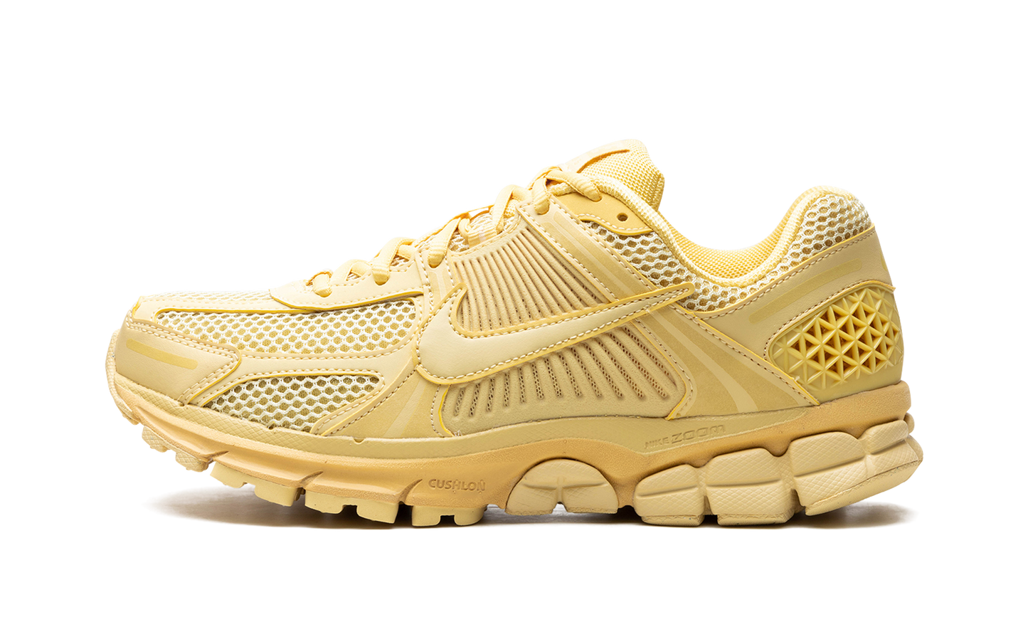 Zoom Vomero 5 "Saturn Gold" FQ7079 700
