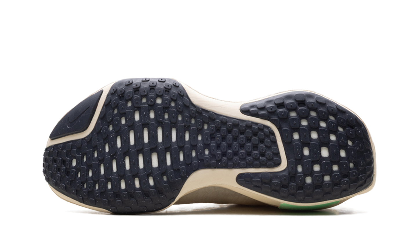 ZoomX Invincible Run 3 "Light Cream" DR2615 200